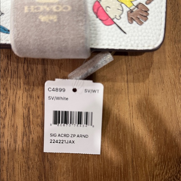 Coach White Wallet with Peanuts Gang Graphics NWT and NIB - Picture 6 of 9
